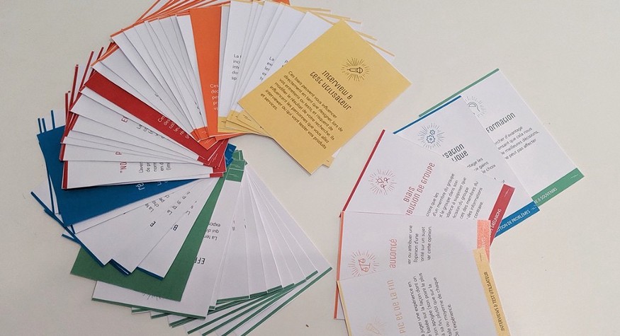 Les cartes du jeu de 52 cartes UX de biais cognitifs, conçu par Laurence Vagner et Stéphanie Walter 